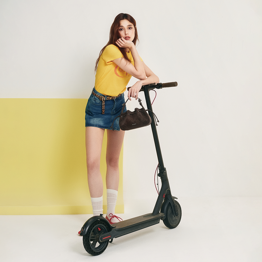 Mossdoom Tilia Crossbody Bag - กระเป๋าถือหนังกลับขนาดเล็กรูปทรงคล้ายเกี๊ยว มีสายสะพายไหล่ยาว